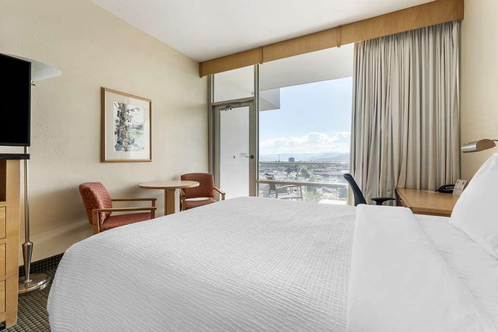 Best Western Plus Kelowna Hotel & Suites Room photo